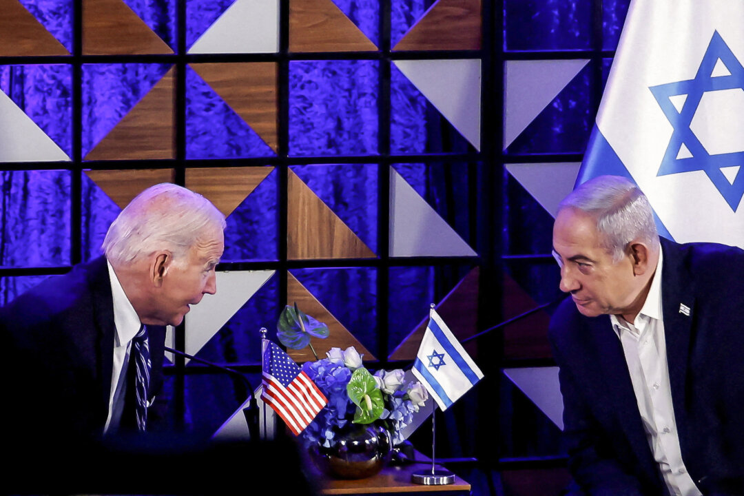 Tổng thống Hoa Kỳ Joe Biden tham dự cuộc gặp với Thủ tướng Israel Benjamin Netanyahu, khi ông đến thăm Israel trong bối cảnh xung đột đang diễn ra giữa Israel và Hamas, tại Tel Aviv, Israel, hôm 18/10/2023. (Ảnh: Reuters/Evelyn Hockstein/File Photo)