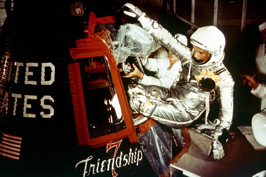 Phi hành gia John Glenn bước vào chiếc phi thuyền Friendship 7, trước khi Chuyến bay Mercury-Atlas 6 phóng vào không gian ngày 20/02/1962. (Ảnh: Tư liệu công cộng)
