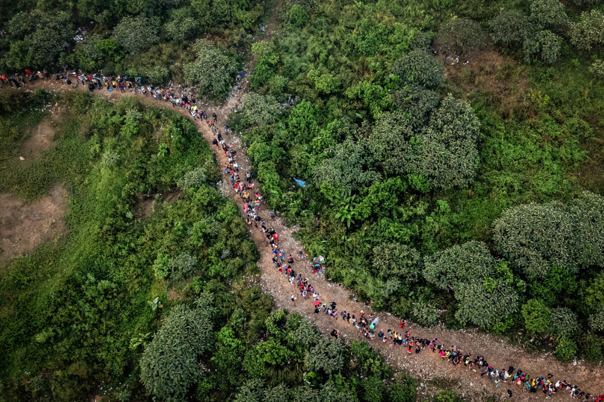 Những người di cư đi bộ qua khu rừng rậm gần làng Bajo Chiquito, trạm kiểm soát biên giới đầu tiên của tỉnh Darién ở Panama, vào ngày 22/09/2023. (Ảnh: Luis Acosta/AFP qua Getty Images)