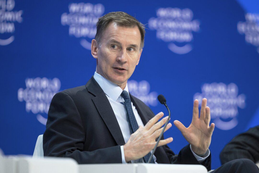 Bộ trưởng Tài chính Anh Jeremy Hunt tham dự một phiên họp về trí tuệ nhân tạo trong cuộc họp thường niên của Diễn đàn Kinh tế Thế giới ở Davos, Thụy Sĩ, hôm 18/01/2024. (Ảnh: Fabrice Coffrini/AFP qua Getty Images)