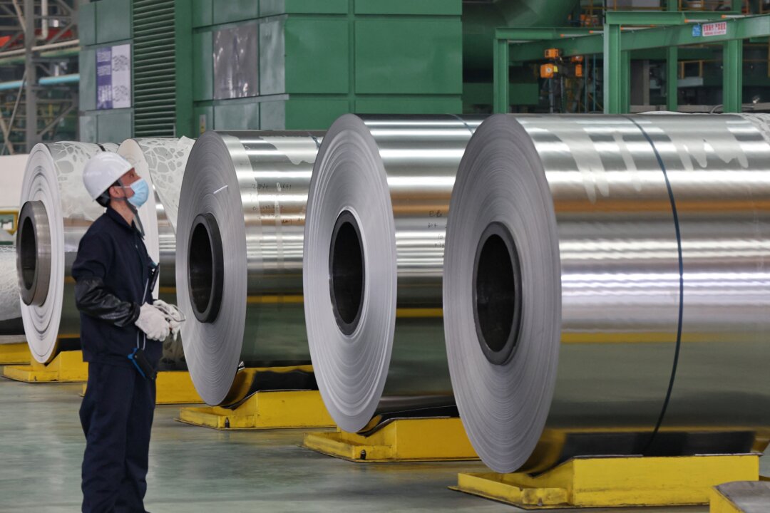Một nhân viên kiểm tra các cuộn thép tại một nhà máy ở Nam Thông, tỉnh Giang Tô, Trung Quốc, hôm 01/03/2022. (Ảnh: STR/AFP qua Getty Images)