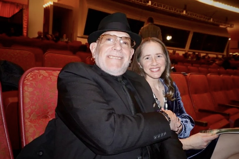 Ông Ted Perlman và bà Emilli Colledge thưởng thức buổi biểu diễn tối của Shen Yun tại Trung tâm Nghệ thuật Biểu diễn Tennessee hôm 24/02/2024. (Ảnh: Sherry Dong/The Epoch Times)