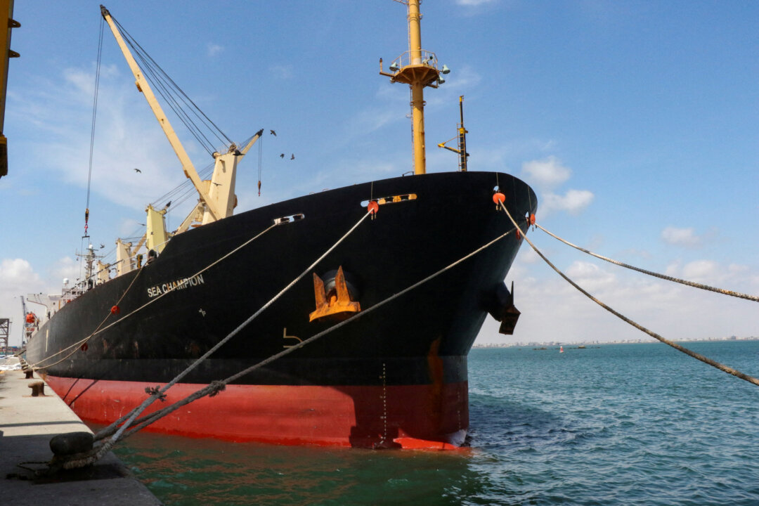 Tàu chở hàng rời mang cờ Hy Lạp Sea Champion cập cảng Aden, Yemen, hôm 21/02/2024. (Ảnh: Fawaz Salman/Reuters)