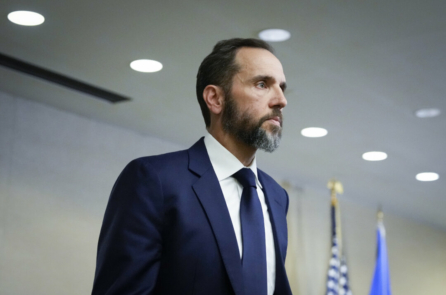 Vụ tài liệu mật: Thẩm phán bác bỏ thỉnh cầu của ông Jack Smith, cho phép đồng bị cáo của ông Trump nộp bản ghi chép của FBI