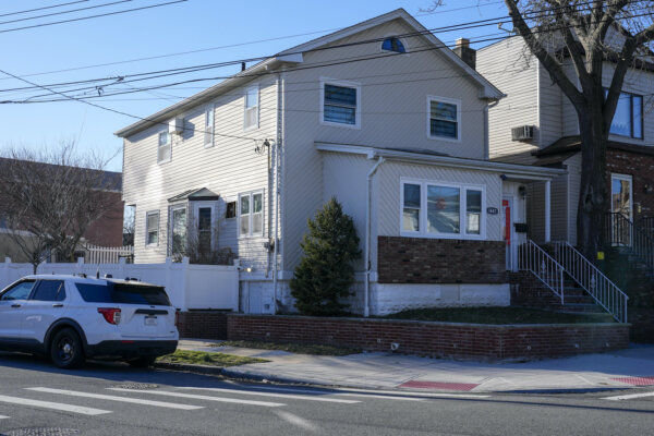 Một trong hai ngôi nhà thuộc sở hữu của bà Winnie Greco, phụ tá của Thị trưởng Thành phố New York Eric Adams, ở quận Bronx của New York, ảnh chụp hôm 29/02/2024. (Ảnh: Mary Altaffer/AP Photo)