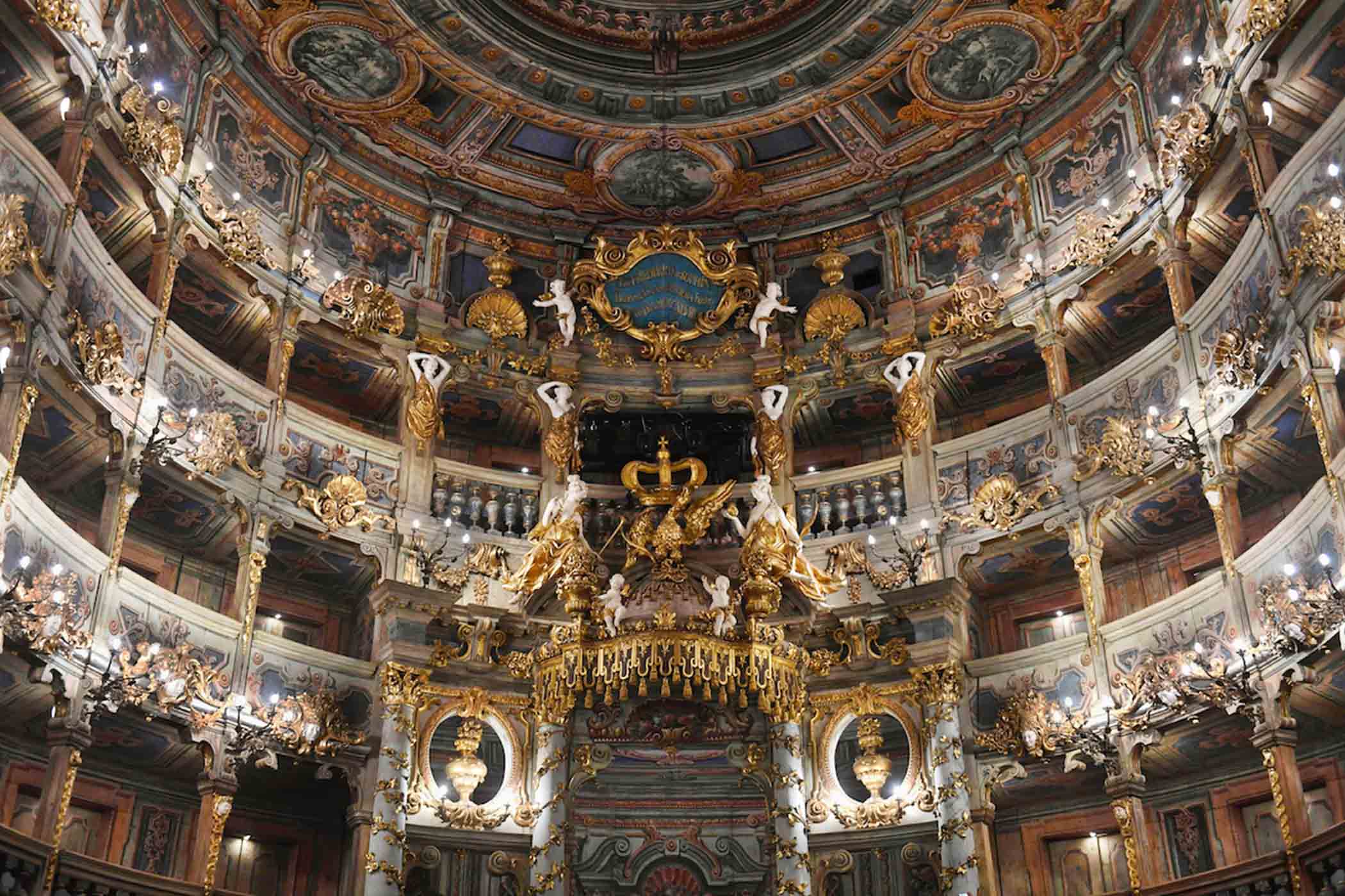 Quang cảnh các khán đài và các bức họa trên trần tại Nhà hát Opera Margrave ở Bayreuth sau khi mở cửa trở lại. (Ảnh: Christof Stache/AFP qua Getty Images)