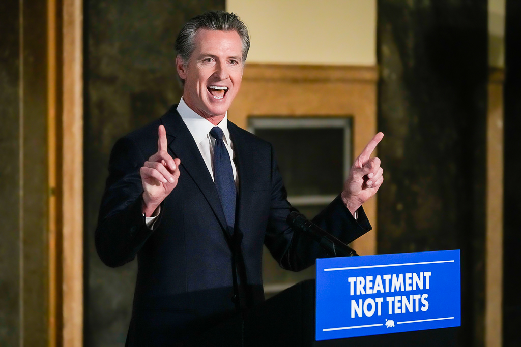 Thống đốc California Gavin Newsom trình bày trước khi ký hai đạo luật chính đã trở thành Dự luật 1, tại Los Angeles, vào ngày 12/10/2023. (Ảnh: Damian Dovarganes/AP)