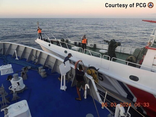 Một tàu hải cảnh Trung Quốc tiếp cận một tàu tuần duyên Philippines ở phía trước, gây ra một vụ va chạm nhỏ ở khu vực lân cận Bãi cạn Thomas thứ Hai hôm 05/03/2024. (Ảnh: Lực lượng Tuần duyên Philippines qua AP)