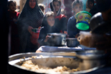 Trẻ em Palestine chờ nhận thức ăn do một bếp từ thiện nấu trong bối cảnh thiếu nguồn cung cấp thực phẩm, khi cuộc chiến đang diễn ra giữa Israel và Hamas vẫn tiếp diễn, tại Rafah, phía nam Dải Gaza, hôm 05/03/2024. (Ảnh: Mohammed Salem/Reuters)