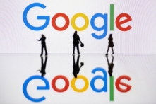 Các bức tượng được hiển thị bên cạnh màn hình hiển thị logo của Google tại Mulhouse, Pháp, vào ngày 30/10/2023. (Ảnh: Sebastien Bozon/AFP qua Getty Images)