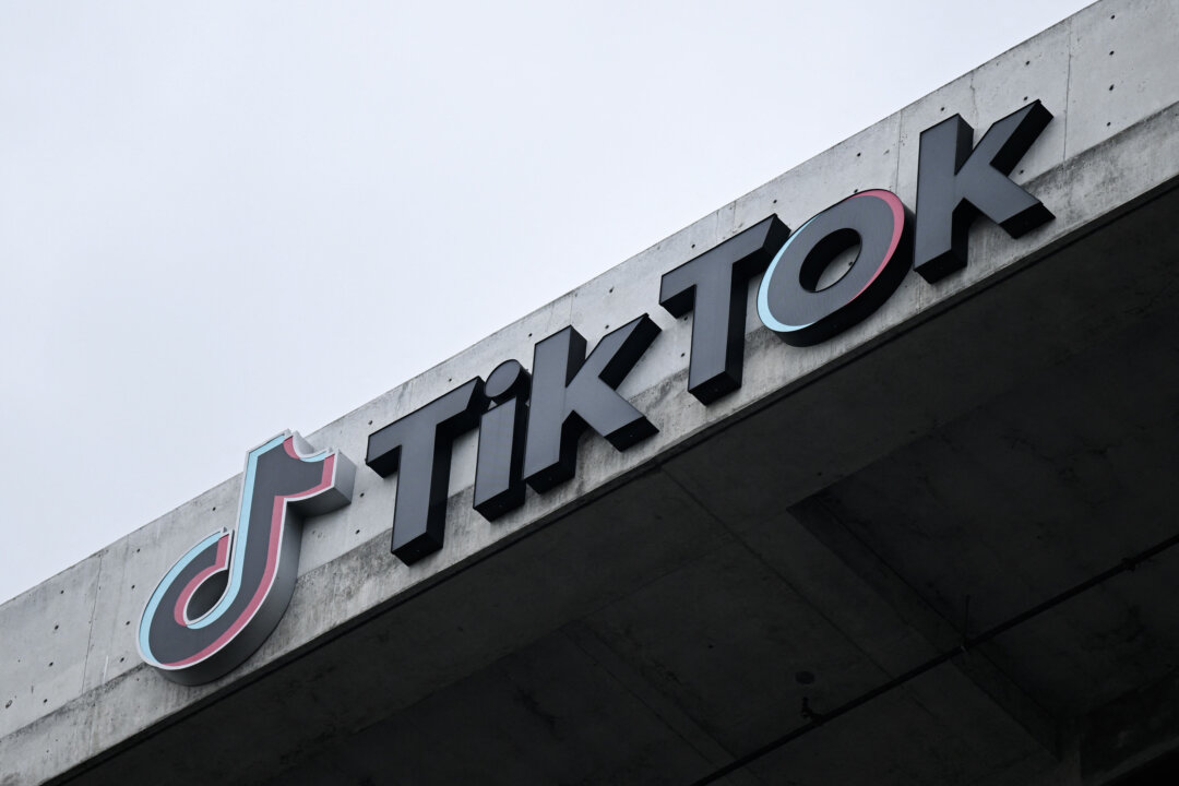 Logo TikTok được hiển thị trên bảng hiệu bên ngoài văn phòng của công ty ứng dụng mạng xã hội này ở Culver City, California, ngày 16/03/2023. (Ảnh: Patrick T. Fallon/AFP qua Getty Images)