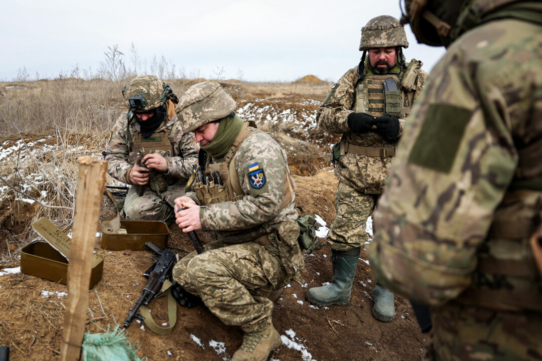 Quân nhân Ukraine chuẩn bị vũ khí trong một cuộc tập trận gần tiền tuyến ở vùng Donetsk, hôm 23/02/2024. (Ảnh: Anatolii Stepanov/AFP qua Getty Images)
