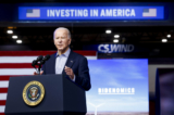 Tổng thống Joe Biden nói về Bidenomics tại CS Wind, ở Pueblo, Colorado, ngày 29/11/2023. (Ảnh: Michael Ciaglo/Getty Images)