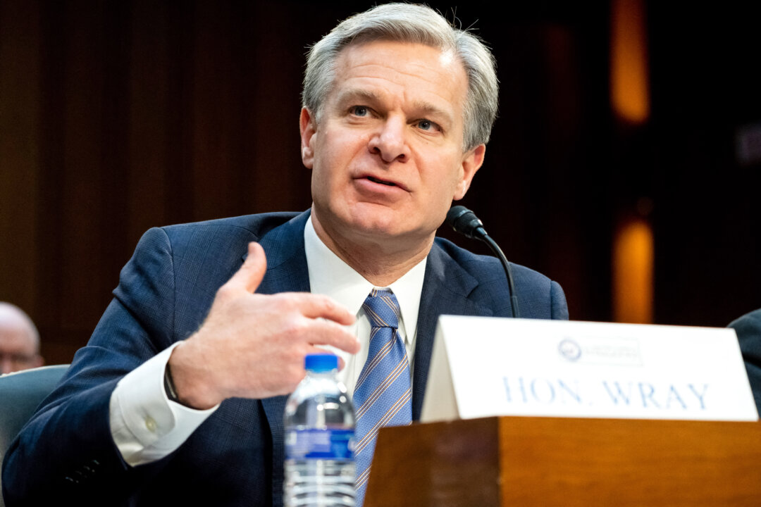 Giám đốc FBI Christopher Wray cho lời khai trong phiên điều trần “Đánh giá các Mối đe dọa Toàn cầu Thường niên” của Ủy ban Đặc biệt của Thượng viện về Tình báo tại Tòa nhà Văn phòng Thượng viện Hart tại Capitol Hill, ở Hoa Thịnh Đốn, hôm 11/03/2024. (Ảnh: Saul Loeb/AFP qua Getty Images)