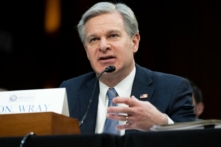 Giám đốc FBI Christopher Wray làm chứng trong phiên điều trần về “Đánh giá các Mối Đe dọa Toàn cầu Thường niên” của Ủy ban Đặc biệt về Tình báo của Thượng Viện tại Tòa nhà Văn phòng Thượng Viện Hart tại Capitol Hill vào ngày 11/03/2024. (Ảnh: Saul Loeb/AFP qua Getty Images)