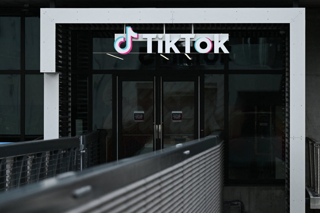 Logo TikTok được treo bên ngoài văn phòng của công ty ứng dụng mạng xã hội TikTok ở Thành phố Culver, California, hôm 16/03/2023. (Ảnh: Patrick T. Fallon/AFP qua Getty Images)