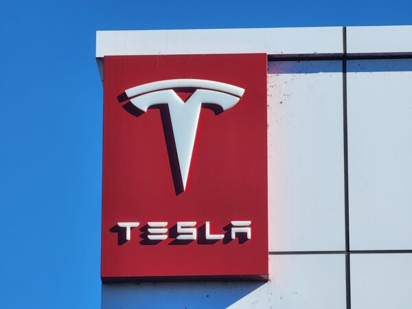 Logo Tesla tại một đại lý ở Perth, Tây Úc, hôm 16/03/2024. (Ảnh: Susan Mortimer/The Epoch Times)