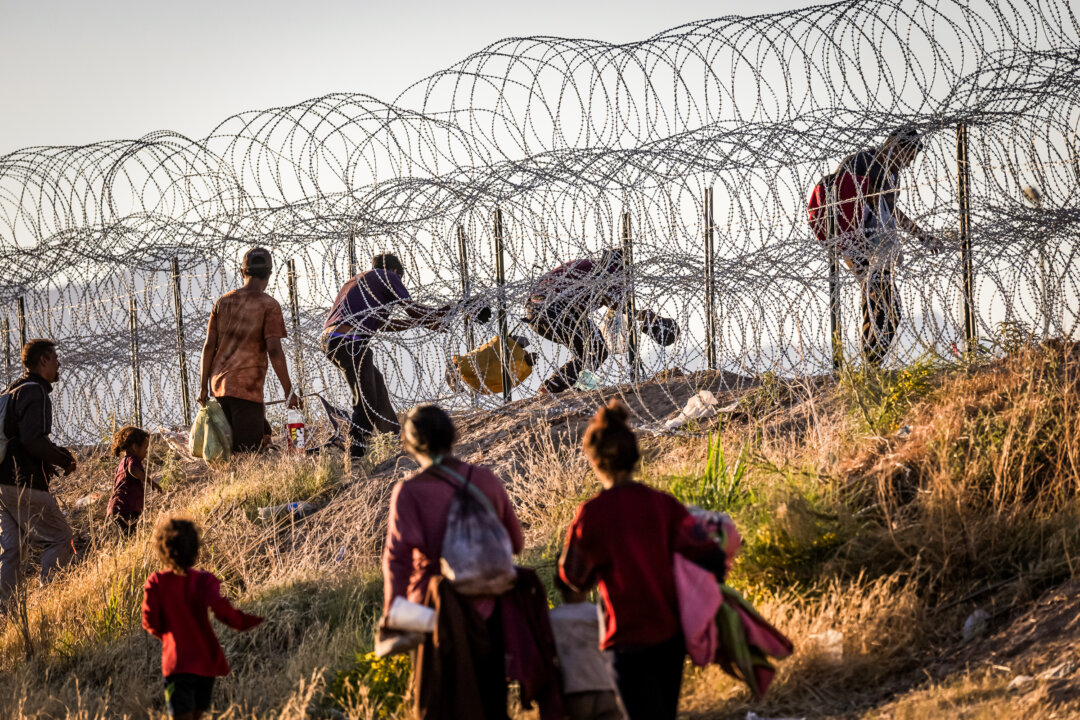 Những người nhập cư bất hợp pháp từ Mexico vào Hoa Kỳ để được các nhân viên Tuần tra Biên giới ở El Paso, Texas giải quyết thủ tục, vào ngày 08/05/2023. (Ảnh: John Moore/Getty Images)