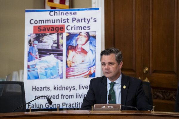 Dân biểu Zachary Nunn (Cộng Hòa-Iowa) trình bày tại một phiên điều trần về nạn thu hoạch nội tạng cưỡng bức của Đảng Cộng Sản Trung Quốc (ĐCSTQ) trước Ủy ban Điều hành Quốc hội về Trung Quốc tại Hoa Thịnh Đốn, hôm 20/03/2024. (Ảnh: Madalina Vasiliu/The Epoch Times)