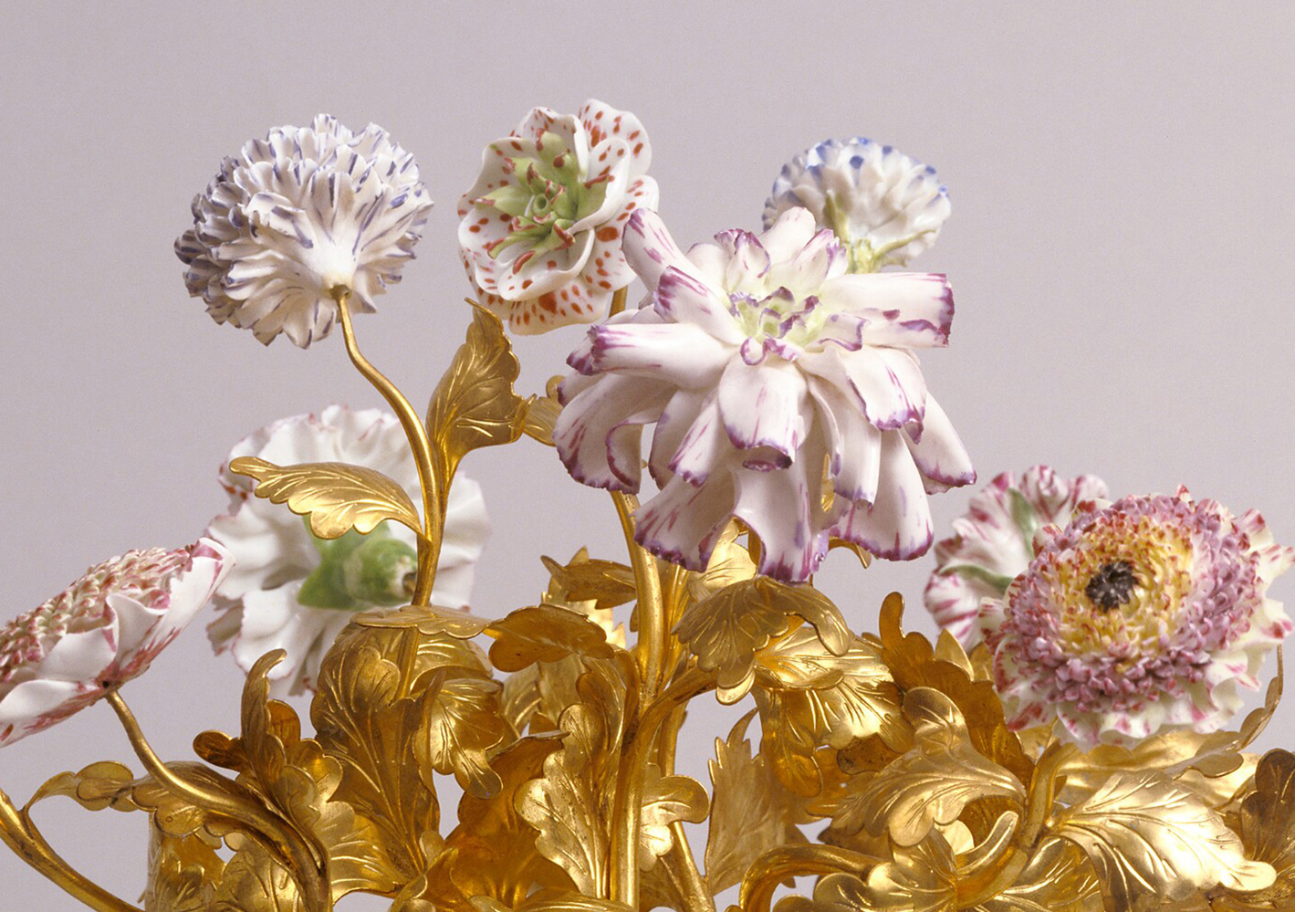 Chi tiết về những đóa hoa của hãng đồ sứ Vincennes từ một cặp bình cắm hoa. (Ảnh: Tư liệu công cộng)