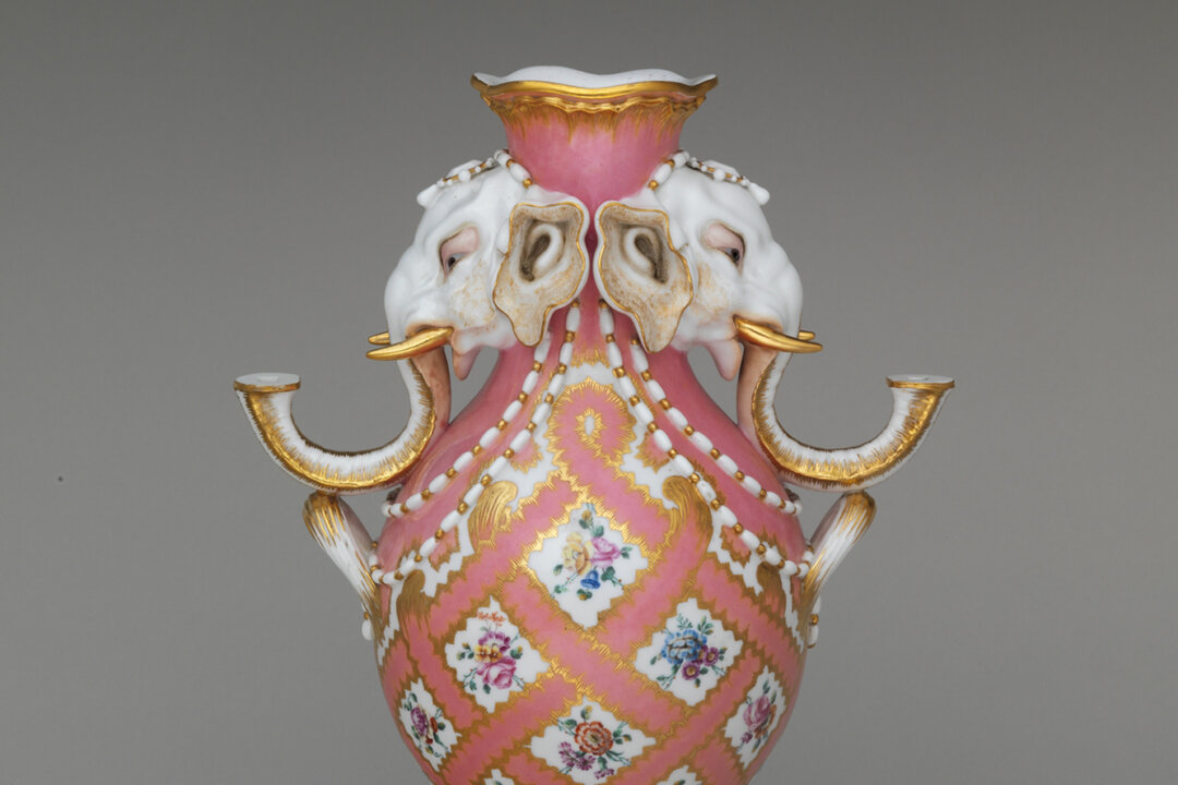 Chi tiết từ tác phẩm “Vase (elephant head vase) (one of a pair)” (Bình hoa đầu voi (trong bộ hai chiếc)), nghệ nhân Jean-Claude Duplessis của hãng Sèvres, khoảng năm 1758. (Ảnh: Tư liệu công cộng)