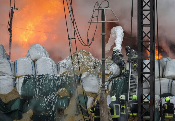 Nhân viên cứu hỏa làm việc tại một địa điểm của một cơ sở hạ tầng điện năng bị đánh trúng trong cuộc tấn công phi đạn của Nga bên ngoài Kharkiv, Ukraine, hôm 22/03/2024. (Ảnh: Sofiia Gatilova/Reuters)