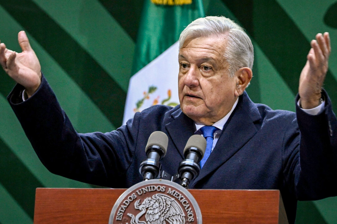 Tổng thống Mexico Andrés Manuel López Obrador ra hiệu trong cuộc họp báo ở Thành phố Mexico, vào ngày 20/01/2023. (Ảnh: Alfredo Estrella/AFP qua Getty Images)
