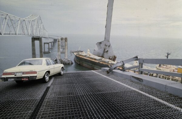 Một chiếc xe hơi phải dừng lại ở rìa cầu Sunshine Skyway bắc qua Vịnh Tampa, Florida, vào ngày 09/05/1980, sau khi một tàu chở hàng đâm vào cây cầu trong một cơn giông bão và làm sập phần lớn nhịp cầu. (Ảnh: Jackie Green/AP Photo)