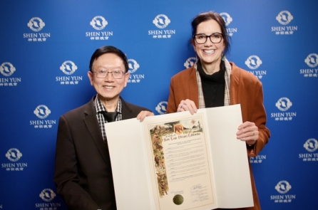 Đại diện Chủ tịch Quận: Shen Yun ‘thật tuyệt vời. Mọi người đều nên xem chương trình này’