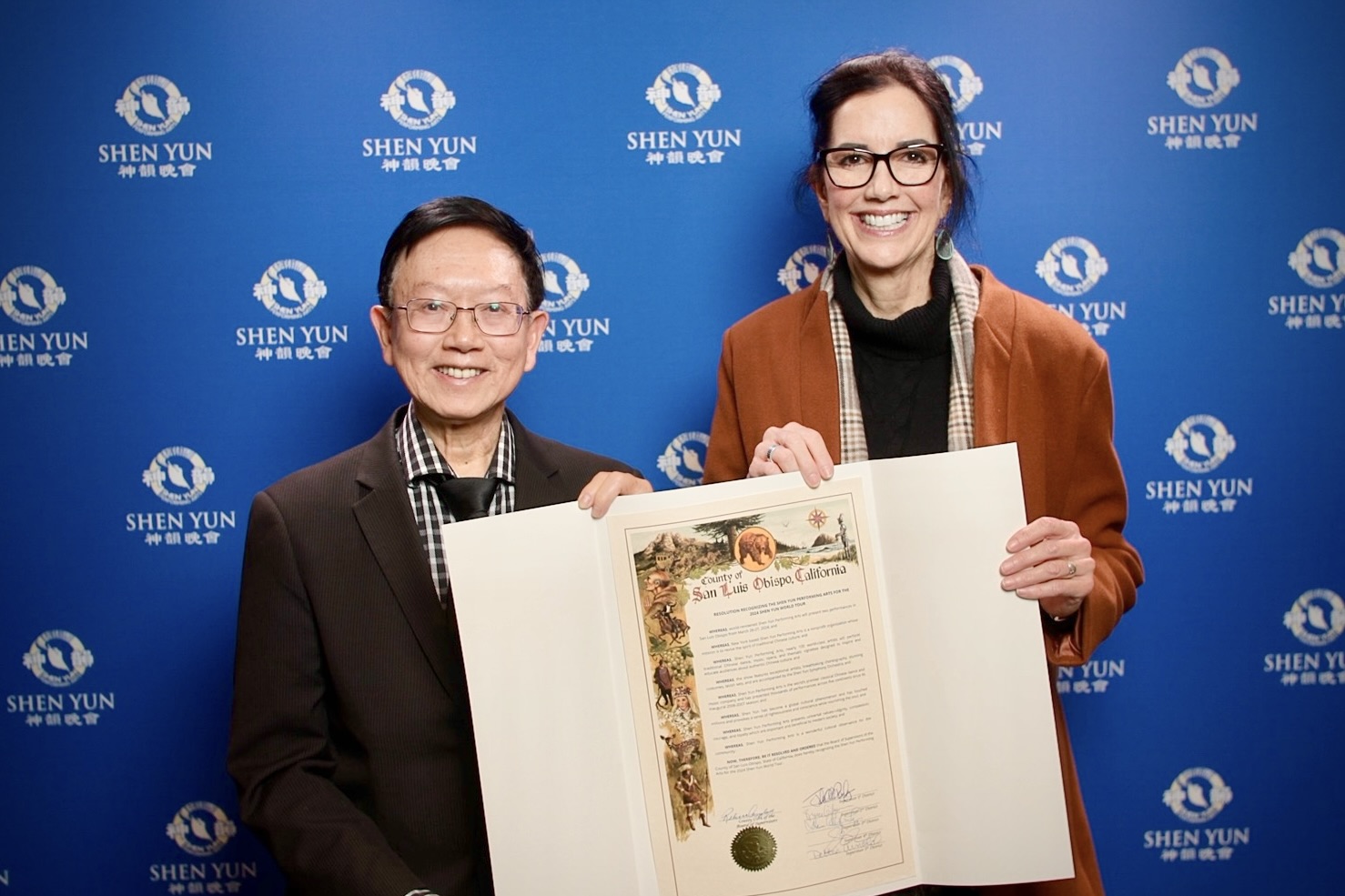 Bà Kathleen Goble trao tặng Thư công nhận cho Đoàn Nghệ thuật Biểu diễn Shen Yun tại Trung tâm Nghệ thuật Biểu diễn ở thành phố San Luis Obispo hôm 26/03/2024. (Ảnh: Đài truyền hình NTD)