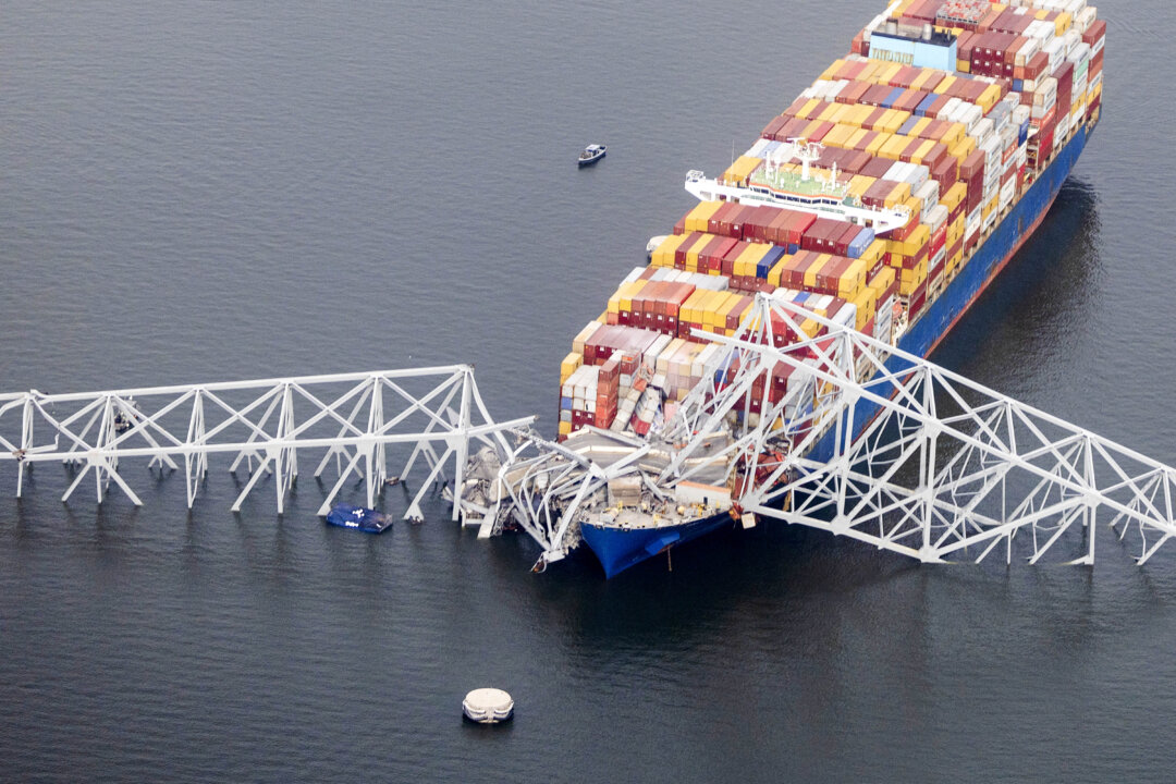 Quang cảnh nhìn từ trên không sau khi tàu chở hàng Dali va vào làm sập cầu Francis Scott Key ở Baltimore, Maryland, hôm 26/03/2024. (Ảnh: Tasos Katopodis/Getty Images)
