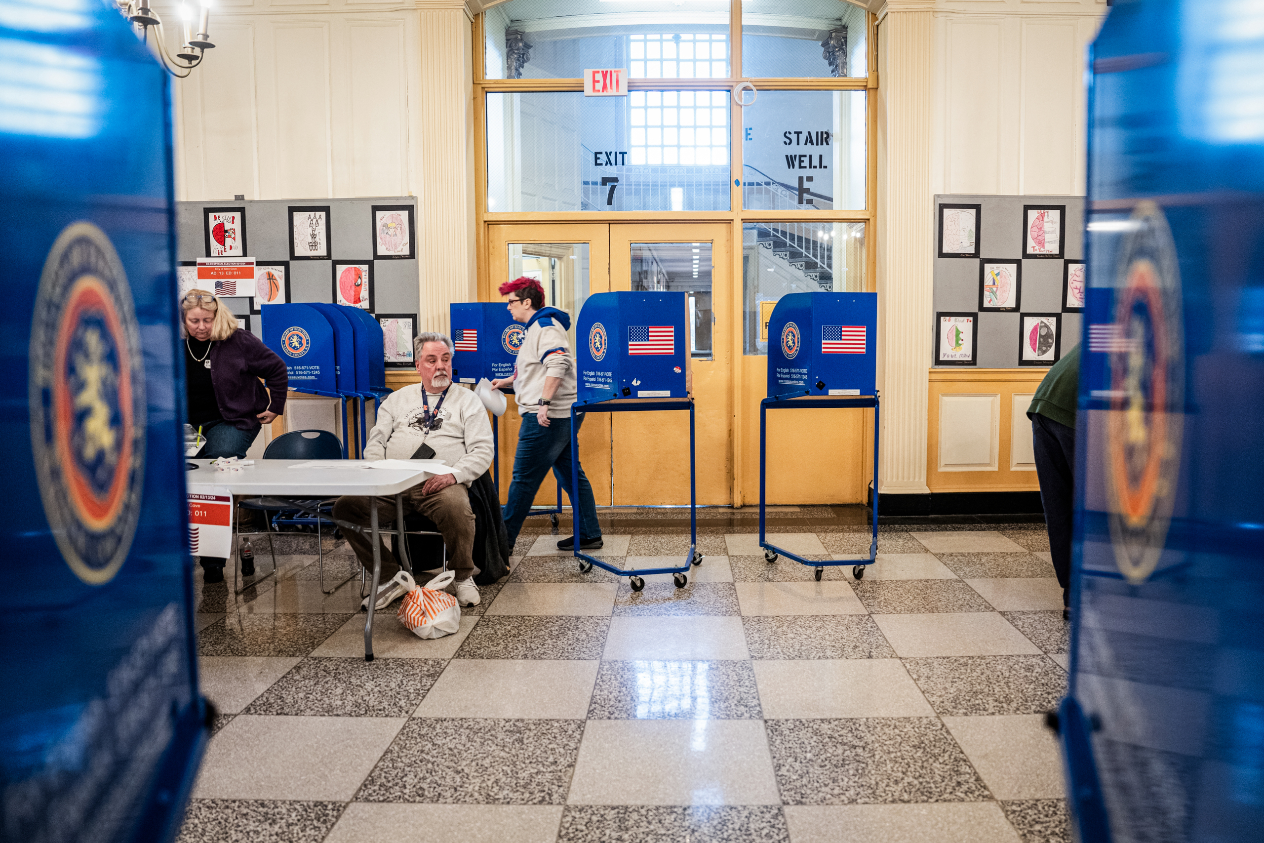 Người dân bỏ phiếu trong một cuộc bầu cử đặc biệt tại Trường Trung học Robert M. Finley ở Glen Cove, New York, hôm 13/02/2024. (Ảnh: Samira Bouaou/The Epoch Times)