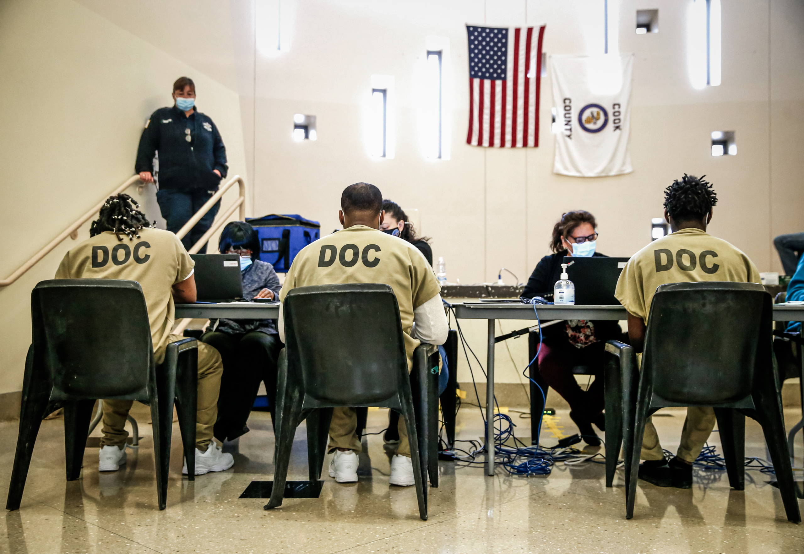 Những người bị giam giữ trong nhà tù Quận Cook kiểm tra trước khi bỏ phiếu sau khi một địa điểm bỏ phiếu được mở tại cơ sở bỏ phiếu sớm ở Chicago vào ngày 17/10/2020. (Ảnh: Nuccio DiNuzzo/Getty Images)