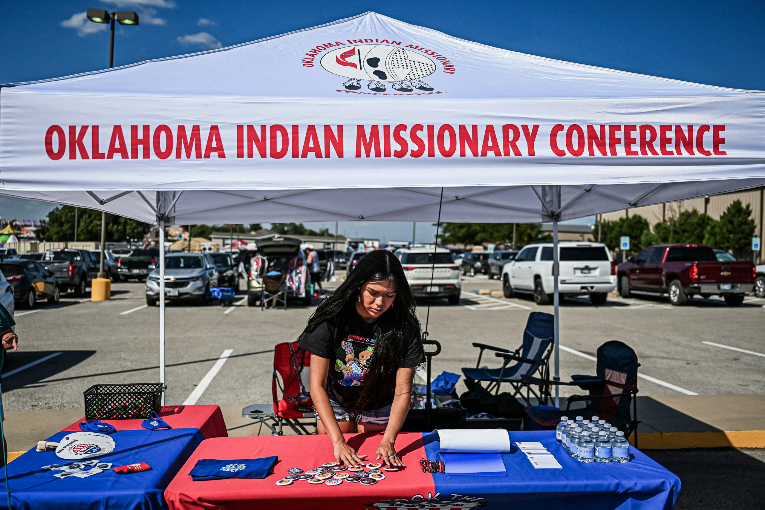 Cô Codie Horse-Topetchy, sinh viên tại trường Đại học Oklahoma và là điều phối viên của nhóm Rock the Native Vote (Khuấy động Sự bỏ phiếu của Người bản địa), sắp xếp gian hàng của mình trong một sự kiện văn hóa tại khu hội chợ Comanche Nation ở Lawton, Oklahoma, vào ngày 30/09/2023. (Ảnh: Chandan Khanna/AFP qua Getty Images)