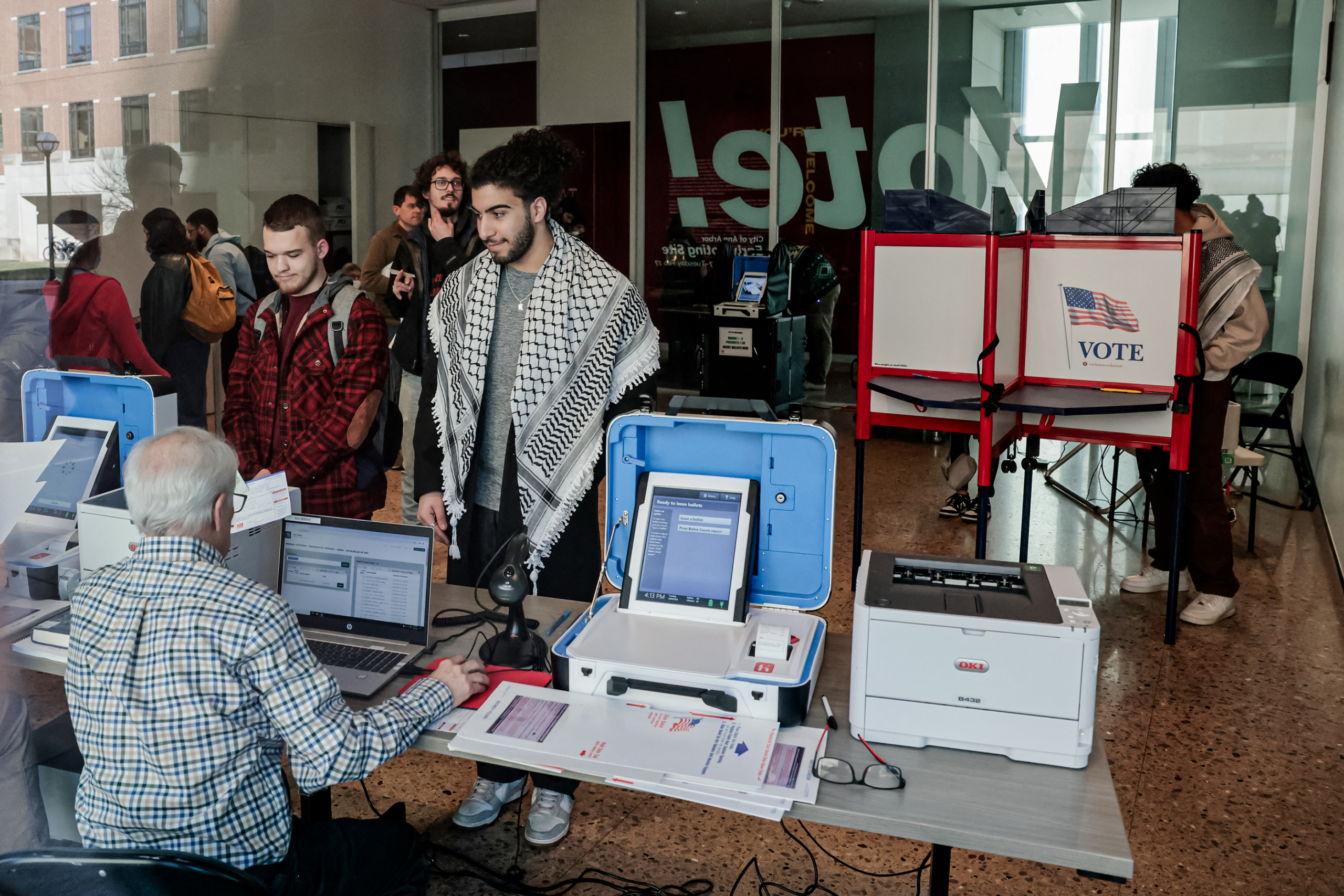 Người dân bỏ phiếu sớm trong khuôn viên Đại học Michigan ở Ann Arbor, Michigan, hôm 20/02/2024. (Ảnh: Jeff Kowalsky/AFP qua Getty Images)