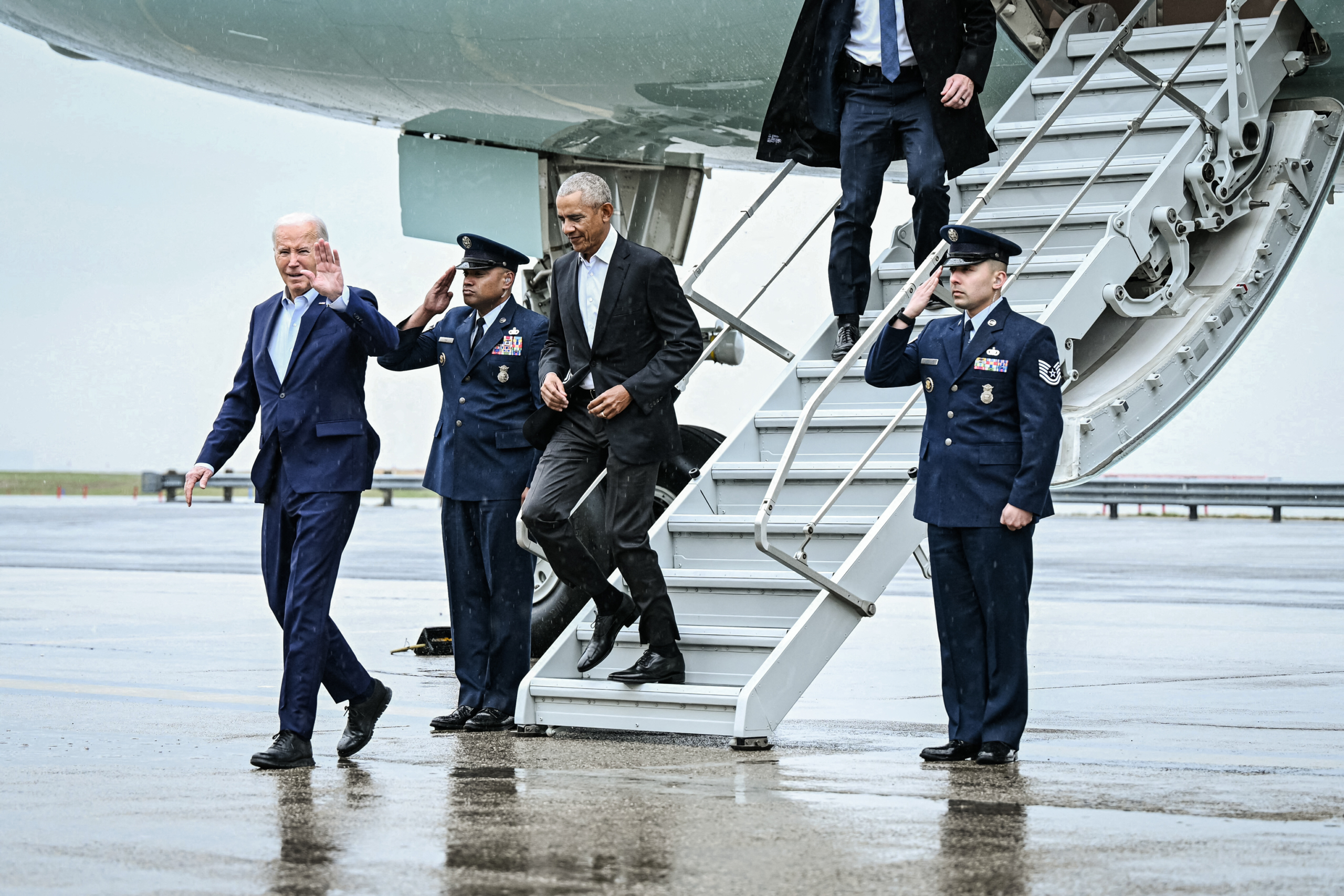 TT Joe Biden và cựu TT Barack Obama bước xuống Air Force One khi đến Phi trường Quốc tế John F. Kennedy ở Thành phố New York hôm 28/03/2024. (Ảnh: Brendan Smialowski/AFP qua Getty Images)
