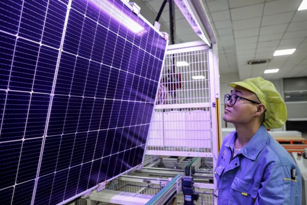 Một công nhân kiểm tra các mô-đun quang điện mặt trời được sử dụng cho các tấm pin quang năng tại một xưởng ở thành phố Hoài An, tỉnh Giang Tô, miền đông Trung Quốc, hôm 05/09/2023. (Ảnh: STR/AFP qua Getty Images)