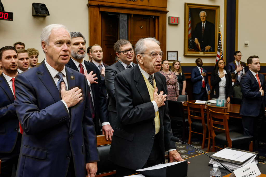 Thượng nghị sỹ Ron Johnson (Cộng Hòa-Wisconsin) và Thượng nghị sỹ Chuck Grassley (Cộng Hòa-Iowa) cùng những người khác đọc Lời cam kết Trung thành tại Capitol Hill ở Hoa Thịnh Đốn vào ngày 09/02/2023. (Ảnh: Chip Somodevilla/Getty Images)