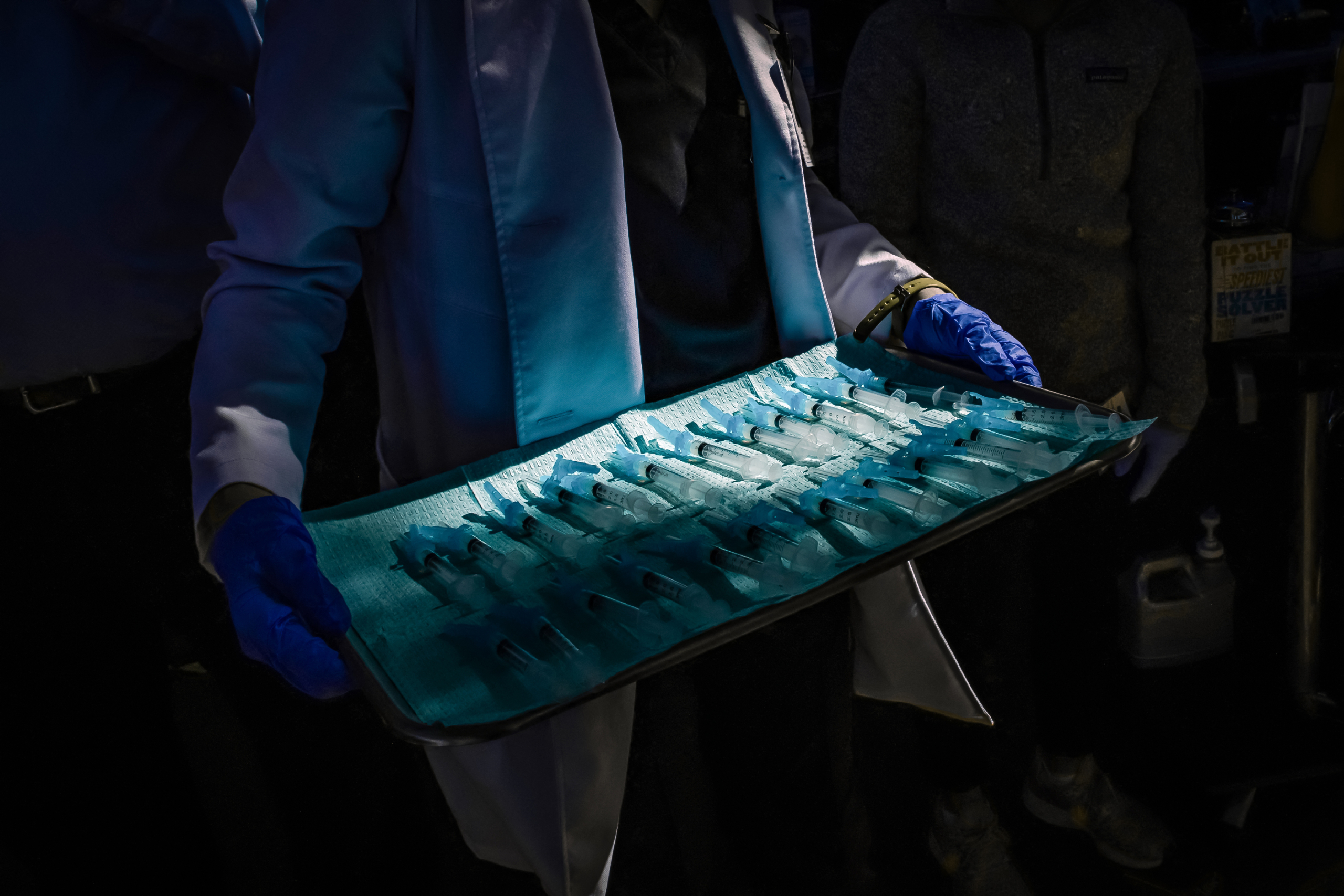 Một trợ lý y tế cầm một khay ống chích chứa đầy vaccine COVID-19 sẵn sàng cho việc chích ngừa tại Los Angeles vào ngày 16/02/2021. (Ảnh: Apu Gomes/AFP qua Getty Images)