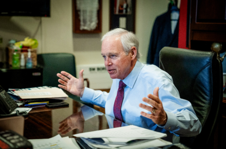 Thượng nghị sỹ Ron Johnson: ‘Tôi không thể quay lưng lại với đất nước’