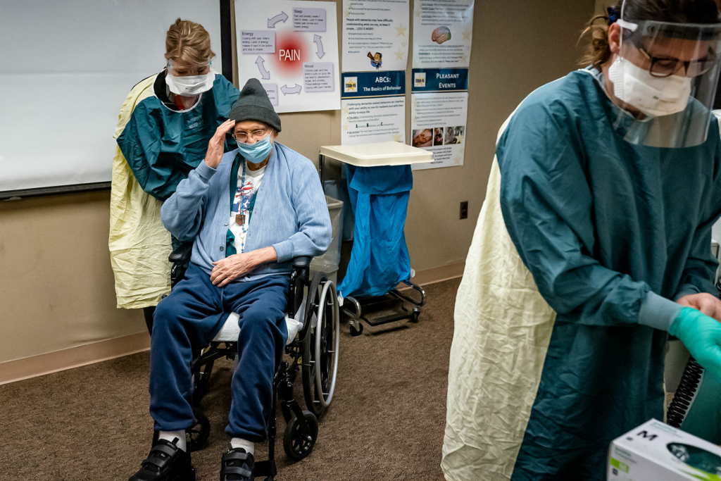 Một cựu chiến binh Lục quân trong Đệ nhị Thế chiến chích ngừa vaccine COVID-19 tại cơ sở chăm sóc trường kỳ của Bộ Cựu chiến binh ở Vancouver, Washington, vào ngày 17/12/2020. (Ảnh: Nathan Howard/Getty Images)