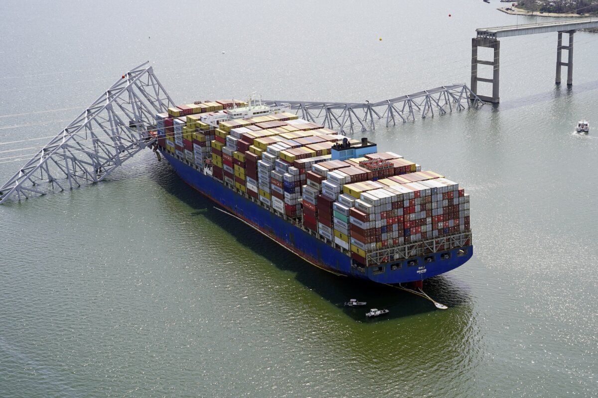 Tàu chở hàng Dali bị mắc kẹt dưới một phần cấu trúc của cầu Francis Scott Key sau khi con tàu đụng phải cây cầu này, ở Baltimore, Maryland, hôm 26/03/2024. (Ảnh: Vệ binh Quốc gia Maryland qua AP, ảnh tư liệu)