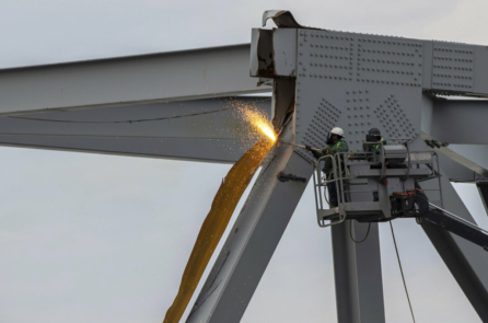 Các đội cứu hộ dỡ bỏ những mảnh thép xoắn đầu tiên khỏi cây cầu bị sập ở Baltimore