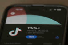 Màn hình tải xuống ứng dụng TikTok được nhìn thấy trên iPhone trong cửa hàng Apple, ở Ottawa, Canada, vào ngày 18/10/2023. (Ảnh: The Canadian Press/Adrian Wyld)