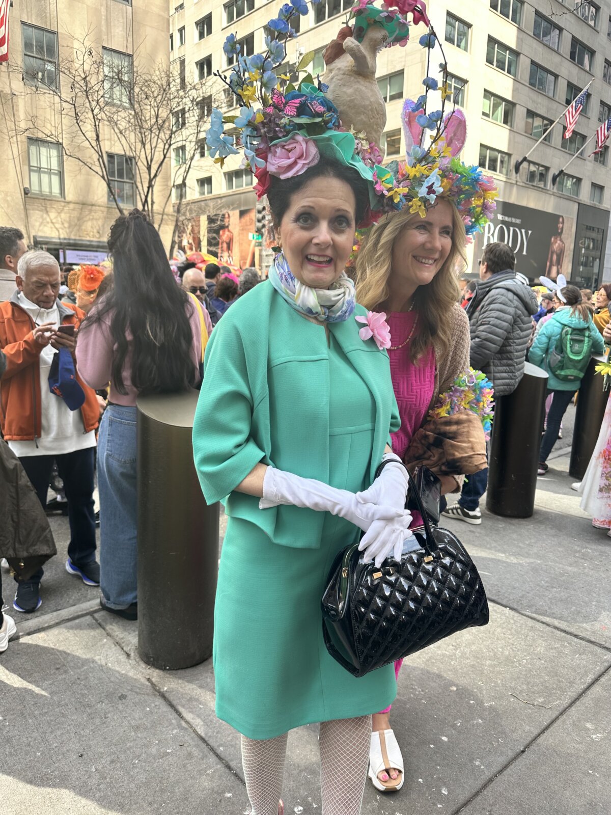 Bà Patricia Parente (phía trước) và bà Terry Whittingham tham dự cuộc Diễn hành Lễ Phục Sinh ở thành phố New York hôm 31/03/2024. (Ảnh: Juliette Fairley/The Epoch Times)