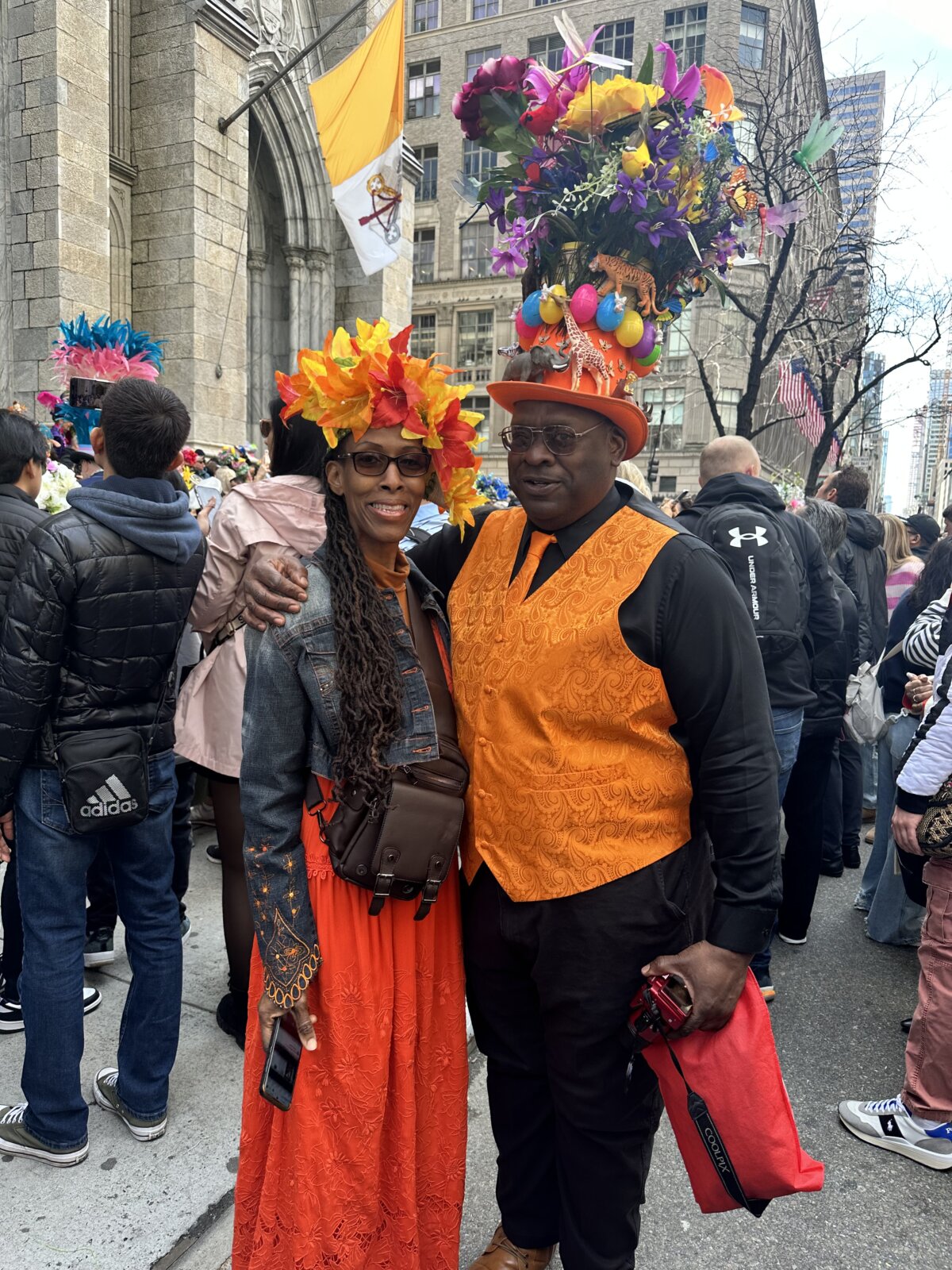 Ông Andrew Sirjue và bà Nicole Paul tham dự cuộc Diễn hành Lễ Phục Sinh ở thành phố New York hôm 31/03/2024. (Ảnh: Juliette Fairley/The Epoch Times)