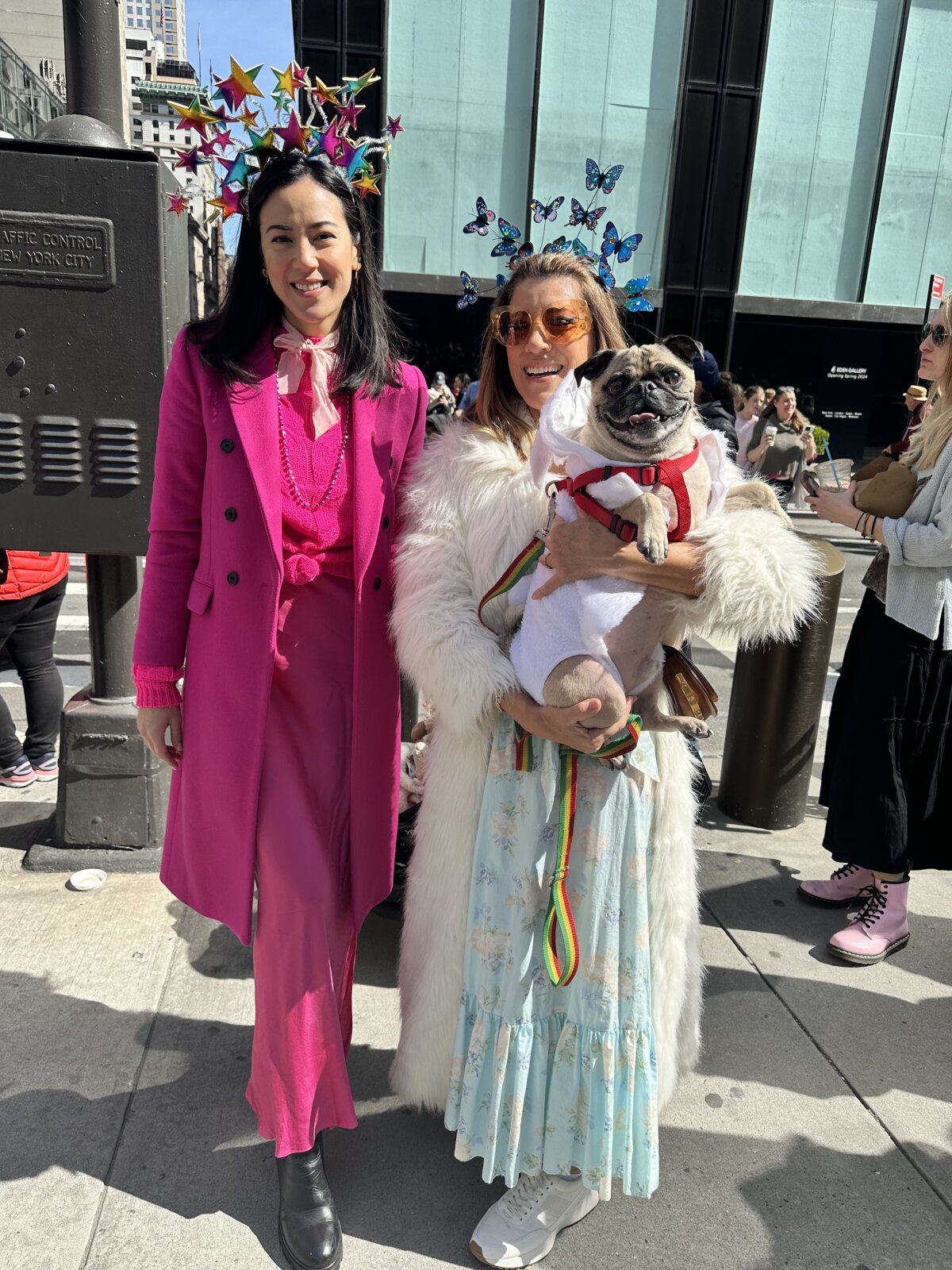 Cô Gaby Endo (trái) và người mẹ người Brazil của cô, bà Salechi Endo tham dự cuộc Diễn hành Lễ Phục Sinh ở thành phố New York hôm 31/03/2024. (Ảnh: Juliette Fairley/The Epoch Times)