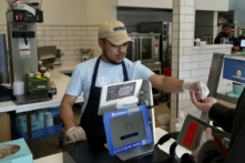 Một nhân viên thu ngân tại một cửa hàng bán bánh Pretzel và Cinnabon của chuỗi nhà hàng Auntie Anne's ở Livermore, California, vào hôm 28/03/2024. (Ảnh: Terry Chea/AP Photo)