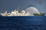 Một tàu Hải cảnh Trung Quốc phun vòi rồng vào Unaizah, một tàu được Hải quân Philippines thuê, đang thực hiện nhiệm vụ tiếp tế thường lệ cho quân đội đóng tại Bãi cạn Second Thomas trên Biển Đông, hôm 05/03/2024. (Ảnh: Ezra Acayan/Getty Images)