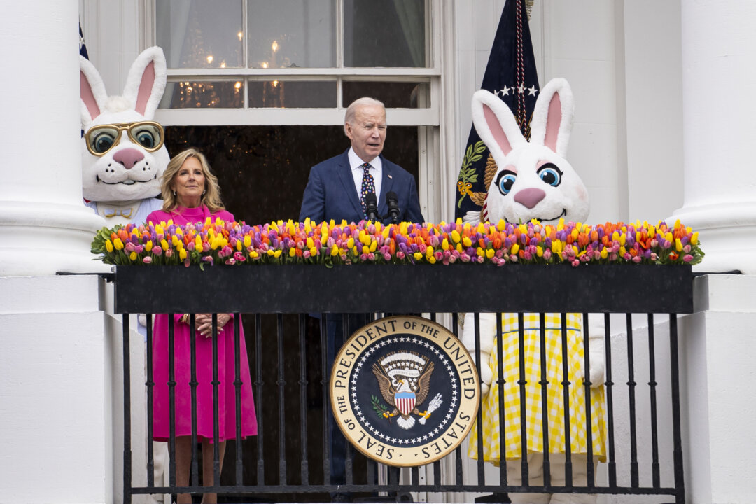 Tổng thống Joe Biden và Đệ nhất Phu nhân Jill Biden diễn thuyết trong Lễ Lăn Trứng Phục Sinh tại Bãi cỏ phía Nam của Tòa Bạch Ốc, hôm 01/04/2024. (Ảnh: Madalina Vasiliu/The Epoch Times)